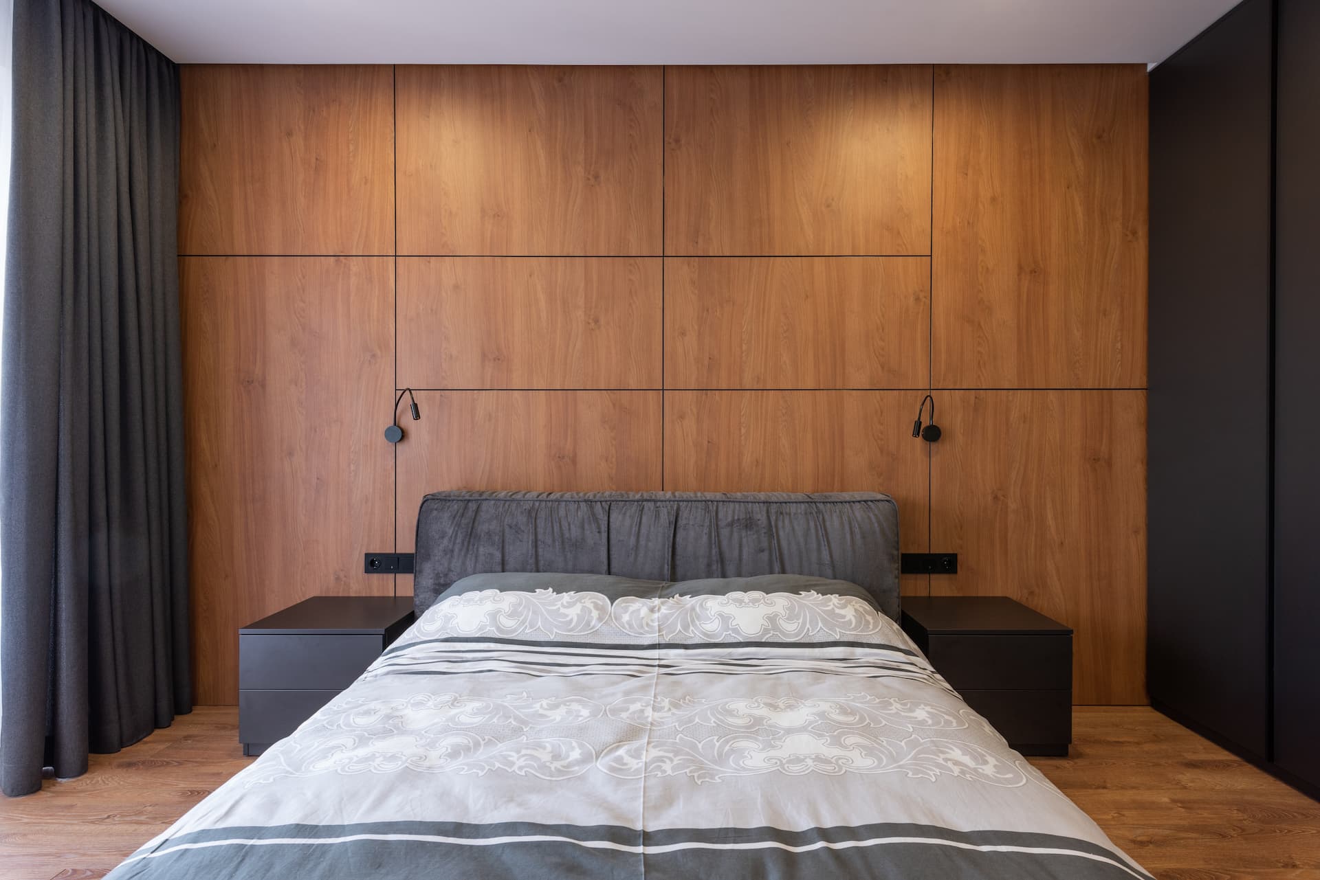 Pared de madera en un dormitorio.